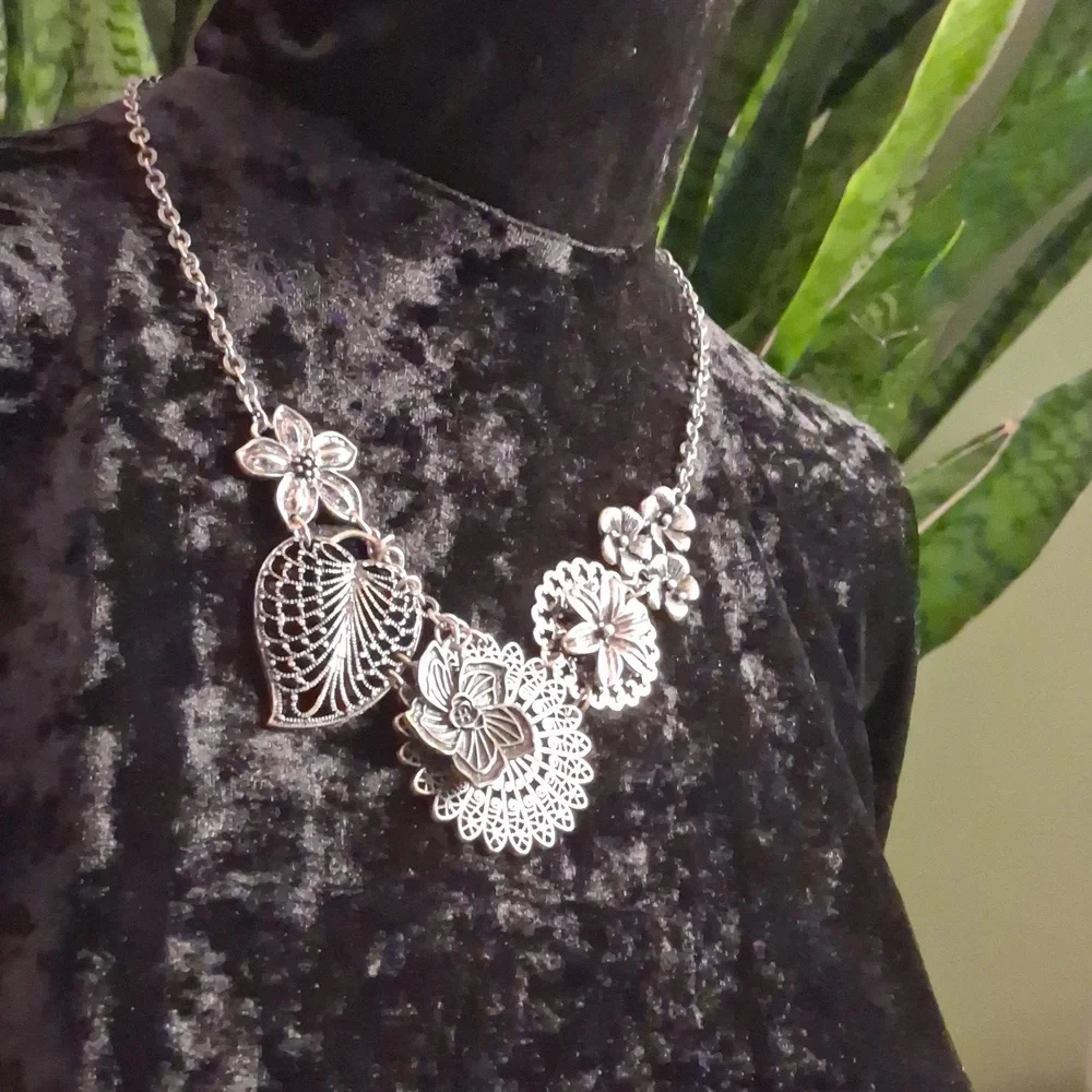 Premier Designs Silver Floral Charm Necklace - Picture 5 of 8